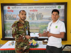 বান্দরবানের আলীকদমে বিভিন্ন ব্যক্তি ও প্রতিষ্ঠানে সেনাবাহিনীর মানবিক সহায়তা প্রদান