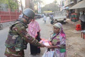 বান্দরবান সেনা জোনের উদ্যোগে ইফতার বিতরণ, দুস্থদের মুখে হাসি