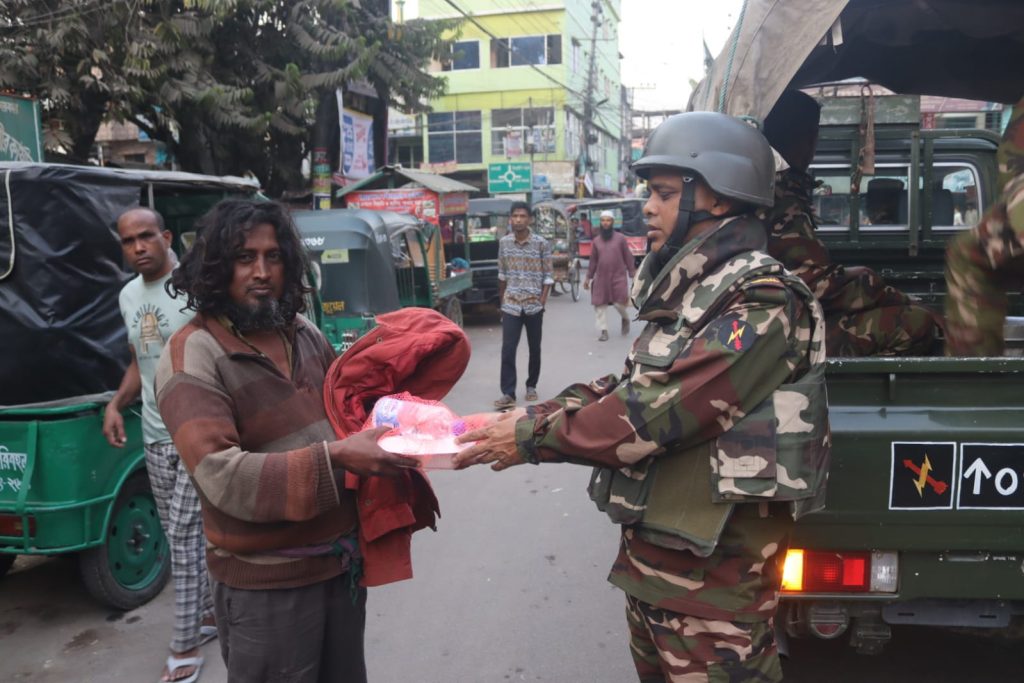 বান্দরবান সেনা জোনের উদ্যোগে ইফতার বিতরণ, দুস্থদের মুখে হাসি