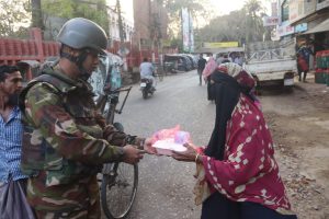 বান্দরবান সেনা জোনের উদ্যোগে ইফতার বিতরণ, দুস্থদের মুখে হাসি