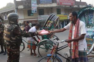 বান্দরবান সেনা জোনের উদ্যোগে ইফতার বিতরণ, দুস্থদের মুখে হাসি