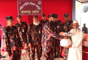 রামগড় বিজিবির মানবিক উদ্যোগ: ১৬০ পরিবার পেল ইফতার ও খাদ্যসামগ্রী