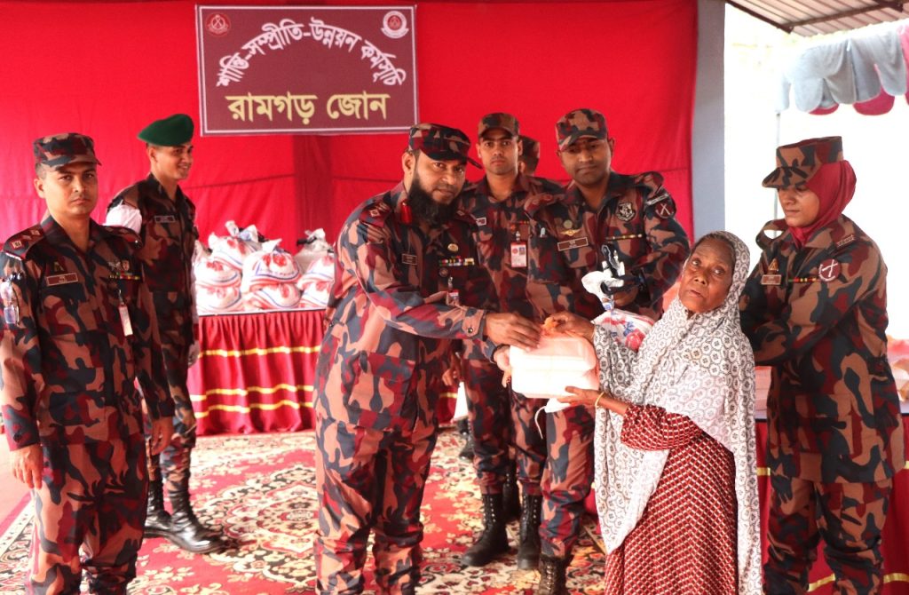 রামগড় বিজিবির মানবিক উদ্যোগ: ১৬০ পরিবার পেল ইফতার ও খাদ্যসামগ্রী