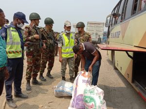 ঈদ যাত্রা নির্বিঘ্ন করতে সিরাজগঞ্জে যানজট নিরসনে কাজ করছে সেনাবাহিনী