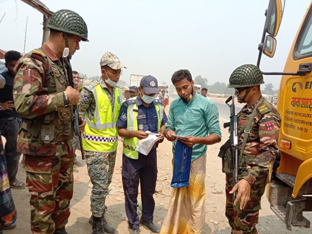 ঈদ যাত্রা নির্বিঘ্ন করতে সিরাজগঞ্জে যানজট নিরসনে কাজ করছে সেনাবাহিনী