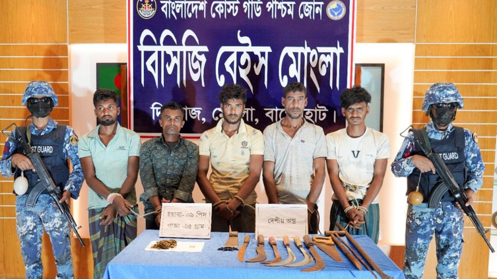 মোংলায় জাহাজে চুরির প্রস্তুতিকালে দেশীয় অস্ত্রসহ আটক ৫