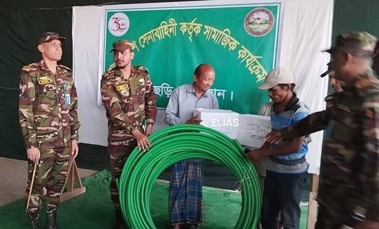 পানছড়িতে সেনাবাহিনীর ঈদ উপহার ও মানবিক সহায়তা বিতরণ