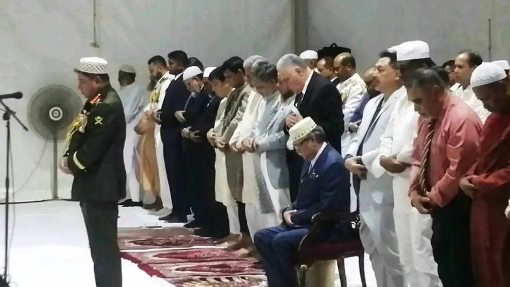 বঙ্গভবনে নামাজে ইমামতি করলেন সেনাপ্রধান