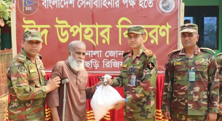 খাগড়াছড়ির দীঘিনালায় দেড় শতাধিক পরিবারকে ঈদ উপহার দিল সেনাবাহিনী