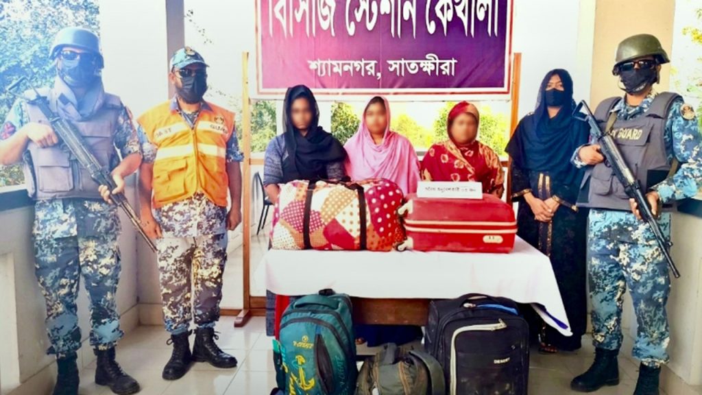 শ্যামনগরে ভারতীয় পণ্যসহ ৩ নারী অনুপ্রবেশকারী আটক