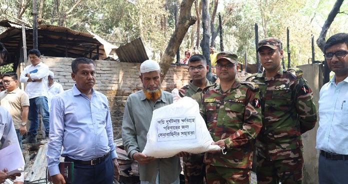 বান্দরবানে মানবিক সহায়তা নিয়ে অগ্নিকান্ডে ক্ষতিগ্রস্ত পরিবারের পাশে দাঁড়ালো সেনাবাহিনী