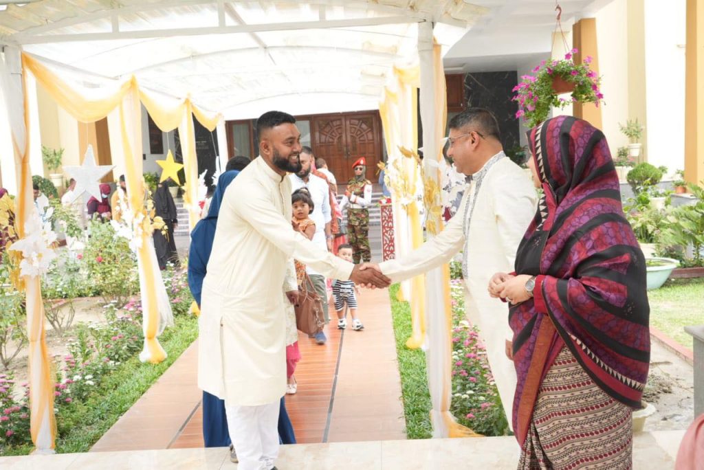 ঈদুল ফিতর উপলক্ষ্যে সেনাসদস্যদের সাথে বাহিনী প্রধানে শুভেচ্ছা বিনিময়