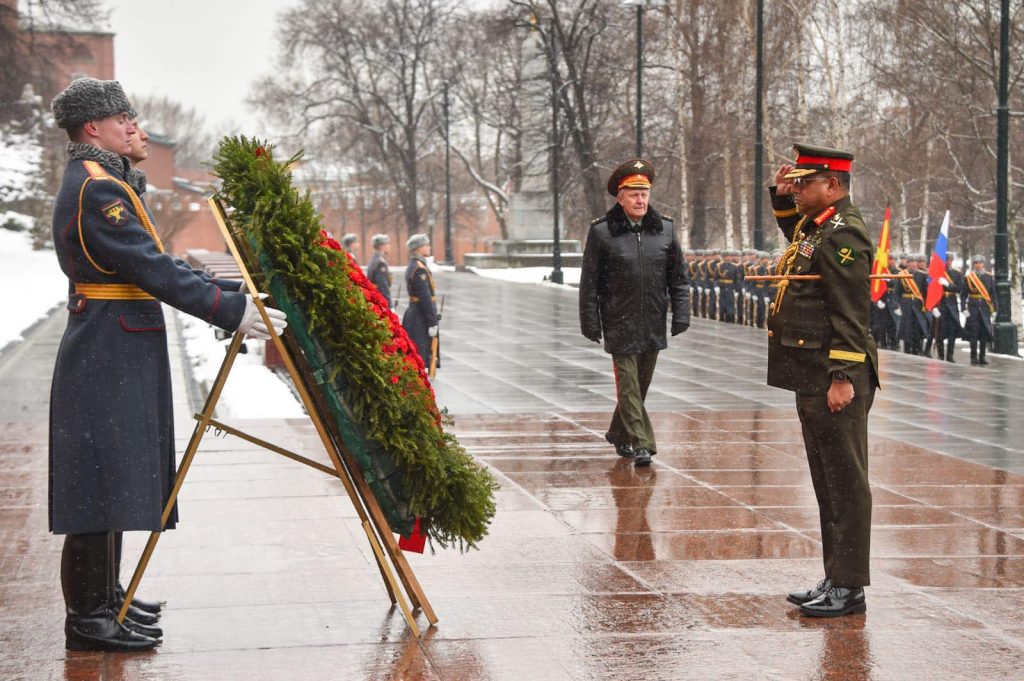 রাশিয়ান সেনা শহীদদের স্মৃতির প্রতি বাংলাদেশ সেনাবাহিনী প্রধানের শ্রদ্ধা
