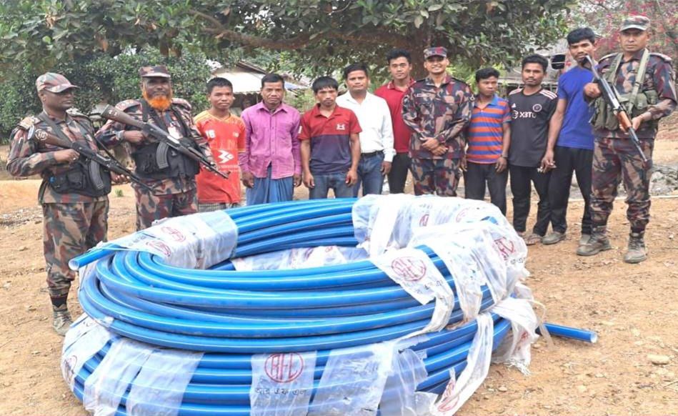 দুর্গম পাহাড়ে সুপেয় পানির ব্যবস্থা করল বিজিবি