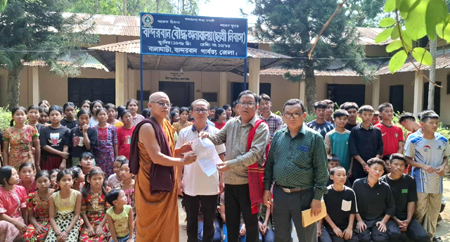 ত্রাণের আড়ালে চাঁদাবাজির রাজনীতি: বান্দরবানে মানবিকতার নামে ধোঁকাবাজি!