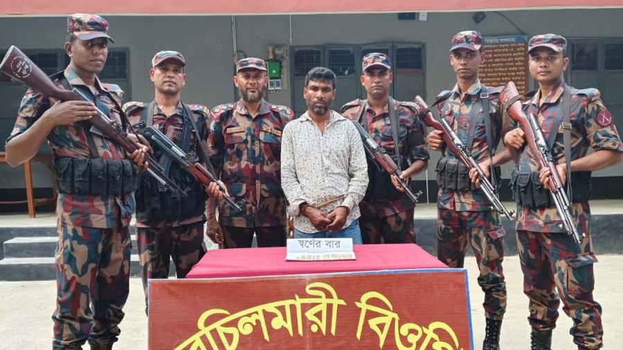 সীমান্তে ২ কোটি টাকার স্বর্ণসহ চোরাকারবারি আটক