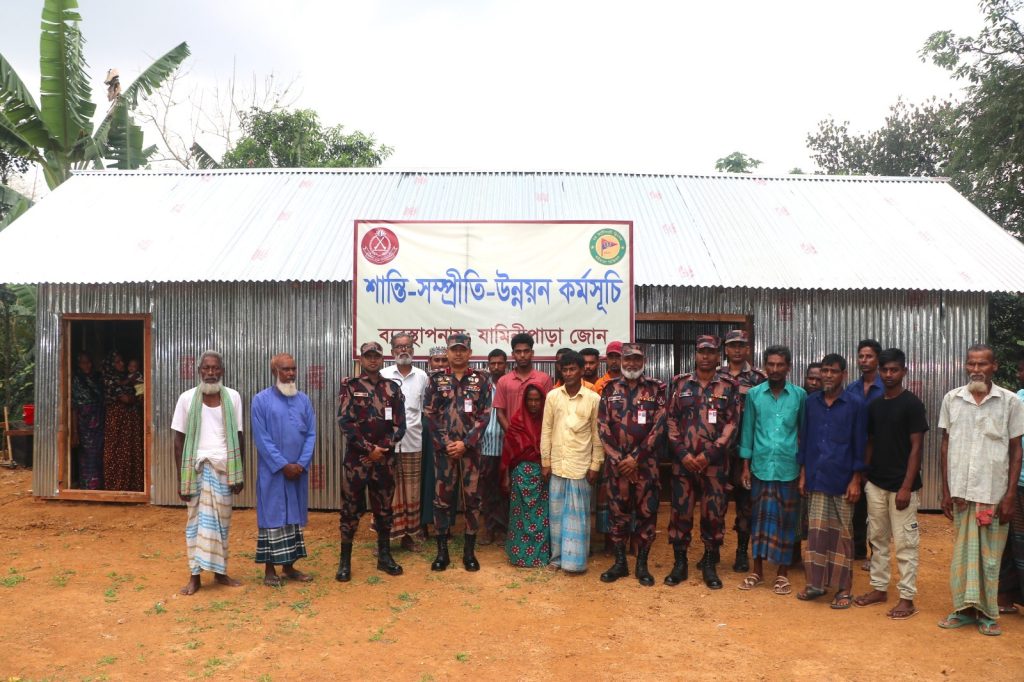 অগ্নিকাণ্ডে ক্ষতিগ্রস্ত ভিডিপি সদস্যকে নতুন ঘর প্রদান করলো বিজিবির যামিনীপাড়া জোন