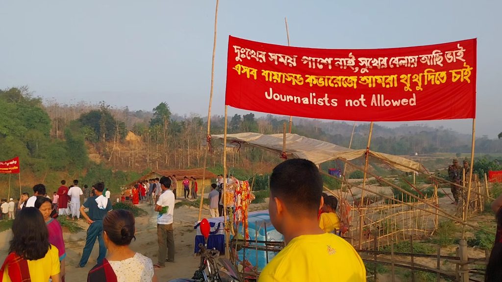 🔥 সাংবাদিকদের বাধা, গুলির শব্দ—এটাই কি পাহাড়ে উৎসবের চেহারা? খাগড়াছড়িতে ফুল বিজু উৎসবে সংবাদ সংগ্রহে গিয়ে স্থানীয় গণমাধ্যমকর্মীরা যেভাবে বাধার মুখে পড়েছেন, তা শুধু দুঃখজনক নয়—বরং এটি সরাসরি মতপ্রকাশের স্বাধীনতার উপর বর্বর আঘাত! চেঙ্গী নদীর খবংপুড়িয়া ঘাটে “নো অ্যালাউ ফর মিডিয়া” লেখা লাল কাপড় ঝুলিয়ে সাংবাদিকদের থামিয়ে দেওয়া হয়েছে। কিশোর-যুবকদের দিয়ে সাংবাদিকদের ভয় দেখানো হয়েছে। এমনকি শোনা গেছে ফাঁকা গুলির শব্দ! যারা এগুলো ঘটিয়েছে—তাদের পেছনে কারা? আমরা সবাই জানি, এসব পরিকল্পিত অপকর্মের পেছনে ইউপিডিএফের ছত্রছায়া ছাড়া কিছুই নেই। তাদের অভিযোগ—“মিডিয়া নাকি আগের বছর পাহাড়ের ঘটনা কাভার করেনি”—এটা সম্পূর্ণ ভিত্তিহীন ও উদ্দেশ্যপ্রণোদিত। সত্যের পক্ষে যারা কথা বলে, তাদের মুখ বন্ধ করতে চায় এই সুযোগসন্ধানী গোষ্ঠী। আজ তারা সাংবাদিকদের আটকাচ্ছে, কাল হয়তো সাধারণ মানুষকেও থামিয়ে দেবে। 🛑 এটা কোনো সাংস্কৃতিক উৎসব নয়, এটা সন্ত্রাসের ভয়াল রূপ! আমরা এর তীব্র নিন্দা জানাই। প্রশাসনের প্রতি দাবি—এই ঘটনার দ্রুত তদন্ত হোক, দায়ীদের আইনের আওতায় আনা হোক। পাহাড়ে সন্ত্রাস নয়, শান্তি ও সত্যের জয় হোক।