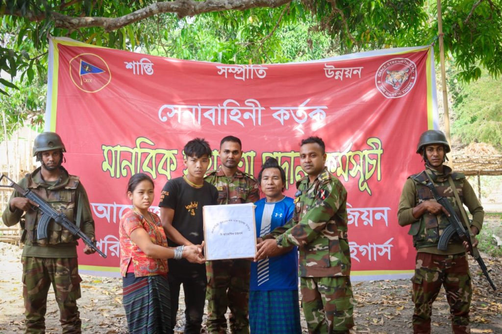 বান্দরবানে ক্রামা ধর্মাবলম্বীদের ধর্মীয় উৎসবে সেনাবাহিনীর খাদ্য সামগ্রী, আর্থিক সহায়তা ও চিকিৎসা প্রদান