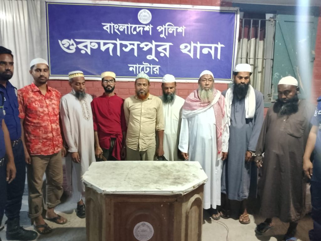 গুরুদাসপুরে অবৈধ হাট ইজারা: সেনাবাহিনীর হাতে আটক ৮