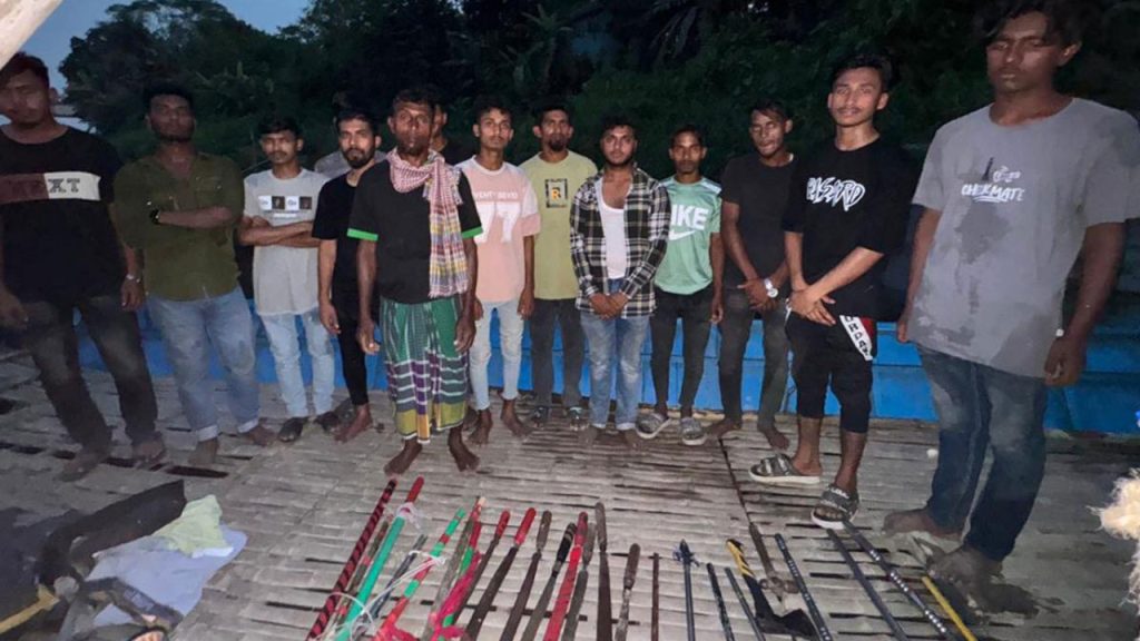 নদীতে অস্ত্র নিয়ে মহড়া ও অশ্লীল নৃত্য, সেনাবাহিনীর হাতে আটক ১৬