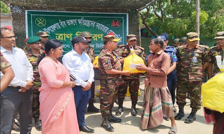 সাতক্ষীরায় ভাঙন কবলিত এলাকায় সেনাবাহিনীর মানবিক সহায়তা বিতরণ