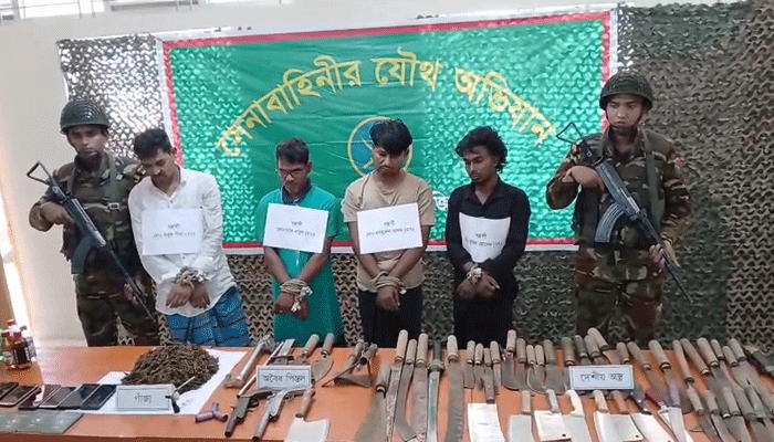 বোয়ালখালীতে সেনাবাহিনীর অভিযান, অস্ত্র-মাদকসহ আটক ৪