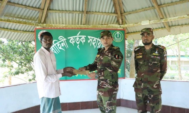 বিলাইছড়িতে অসহায় রোগীর চিকিৎসায় আর্থিক সহায়তা দিল সেনাবাহিনী