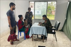 জয়পুরহাটে সেনাবাহিনীর মেডিকেল ক্যাম্পে বিনামূল্যে চিকিৎসাসেবা পেল ৯৩৮ জন