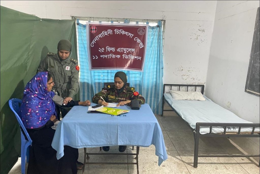 জয়পুরহাটে সেনাবাহিনীর মেডিকেল ক্যাম্পে বিনামূল্যে চিকিৎসাসেবা পেল ৯৩৮ জন