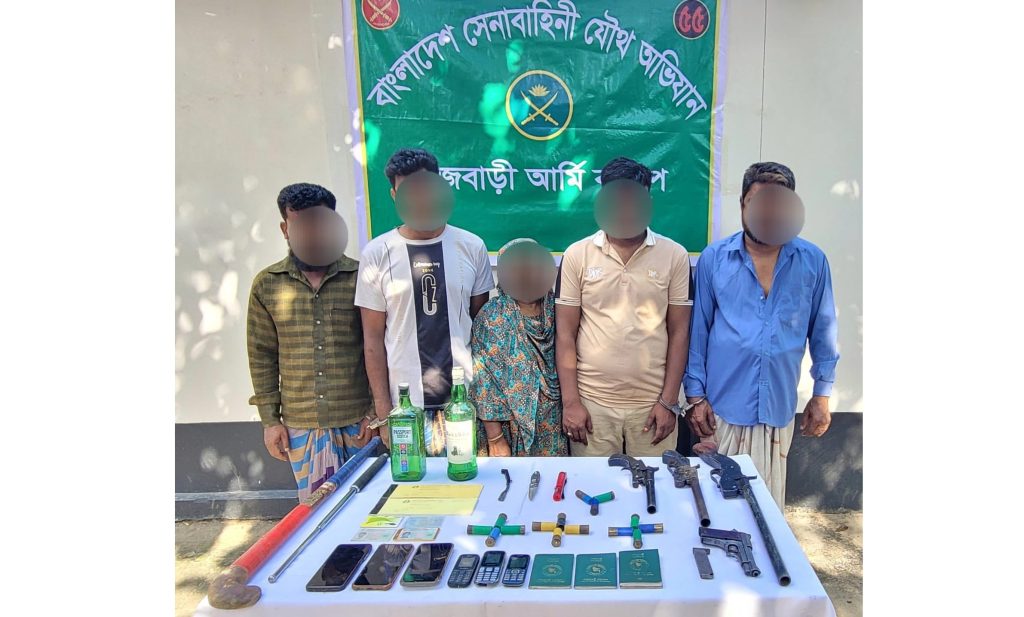 রাজবাড়ীতে সেনা অভিযানে বিদেশি অস্ত্রসহ মজনু ডাকাত চক্রের ৫ সদস্য গ্রেফতার