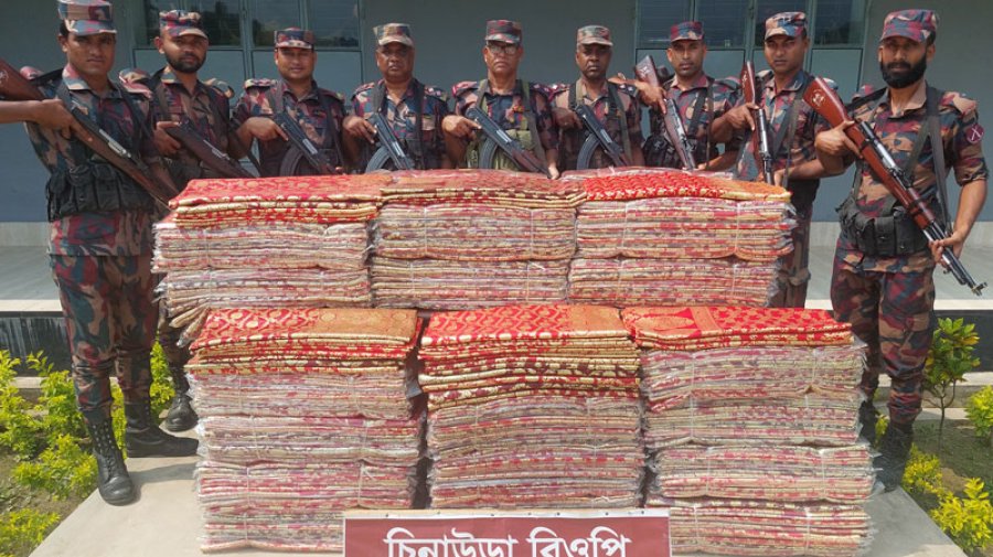 সুনামগঞ্জে সীমান্তে ভারতীয় শাড়ির চালান জব্দ করল বিজিবি