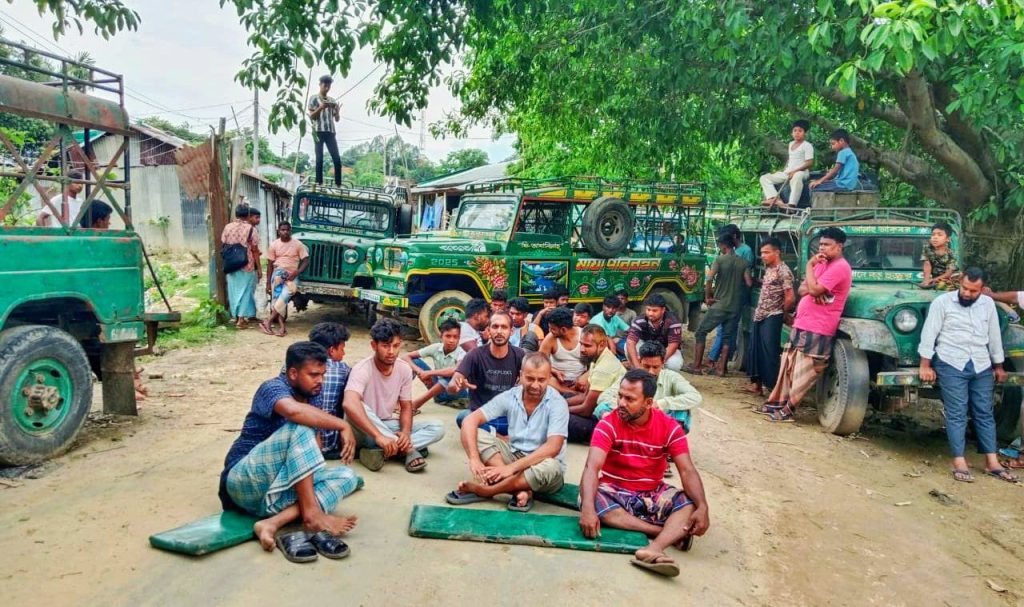 সাজেকে ইউপিডিএফের সন্ত্রাস ও চাঁদাবাজির বিরুদ্ধে স্থানীয়দের বিক্ষোভ