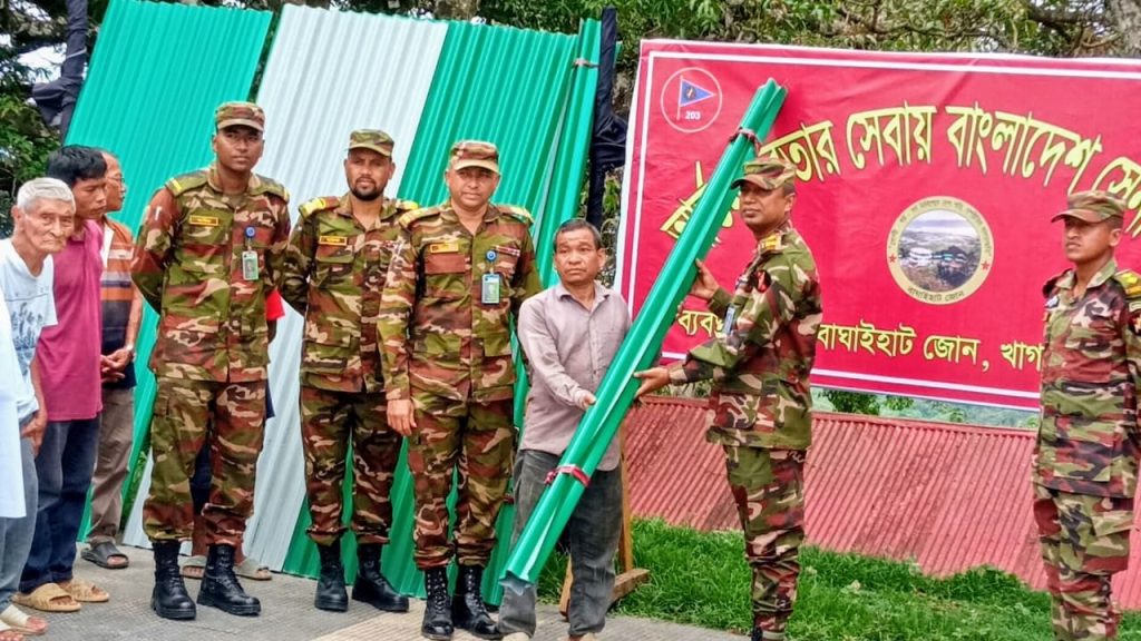 সাজেকে অগ্নিকাণ্ডে ক্ষতিগ্রস্তদের মাঝে সেনাবাহিনীর মানবিক সহায়তা