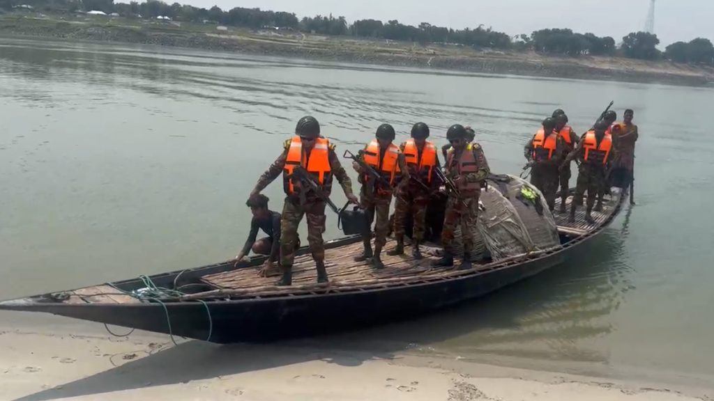 নাটোরে পদ্মা নদীতে অবৈধ বালু উত্তোলনে সেনাবাহিনীর অভিযান, আটক ৫