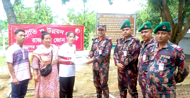 ফুটবলার রিয়েলী চাকমাকে সংবর্ধনা ও আর্থিক সহায়তা দিল রাজনগর জোন