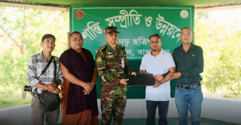 রুমাবার্তা নিউজ পোর্টালকে ল্যাপটপ উপহার দিল সেনাবাহিনীর রুমা জোন