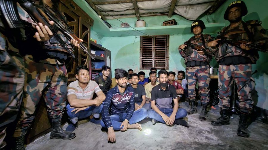 টেকনাফে ‘জিম্মিঘর’ থেকে ১৪ অপহৃত উদ্ধার