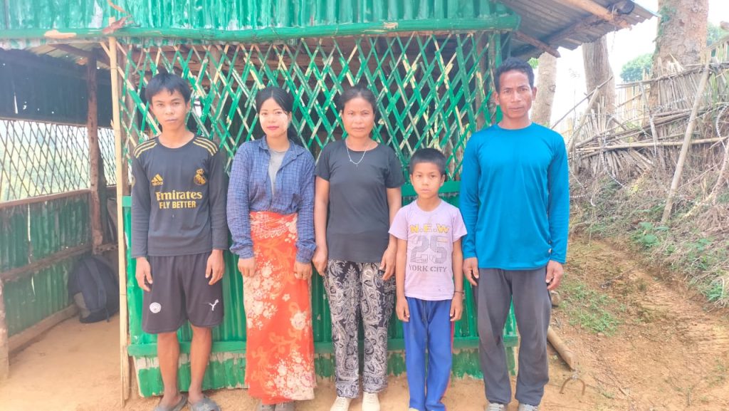 থানচিতে সেনাবাহিনীর সহায়তায় দুই বছর পর নিজ গ্রামে ফিরল এক বম পরিবার