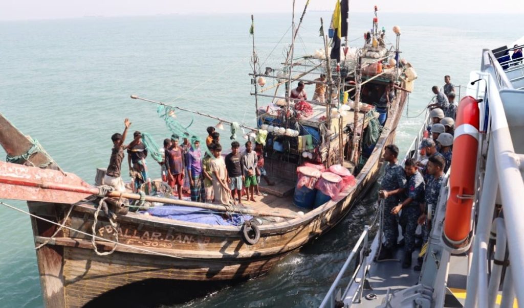 বঙ্গোপসাগরে ১২ কোটি টাকার অবৈধ জাল ও মাছসহ ১১টি নৌকা আটক