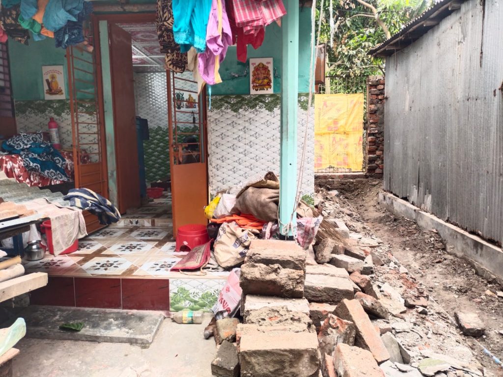 নাটোরে সেনাবাহিনীর হস্তক্ষেপে রক্ষা পেল শতবর্ষী শিব মন্দির