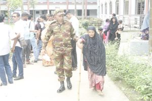 নাটোরে সেনাবাহিনীর মেডিকেল ক্যাম্প: ১১৮২ জন রোগীকে বিনামূল্যে চিকিৎসা ও ঔষধ বিতরণ