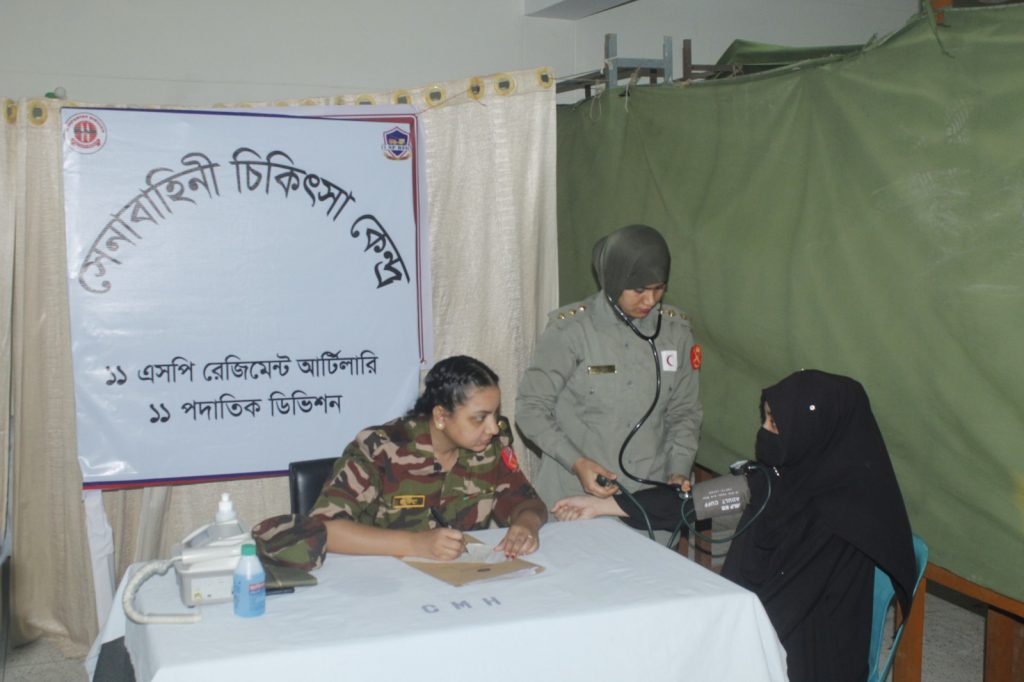 নাটোরে সেনাবাহিনীর মেডিকেল ক্যাম্প: ১১৮২ জন রোগীকে বিনামূল্যে চিকিৎসা ও ঔষধ বিতরণ