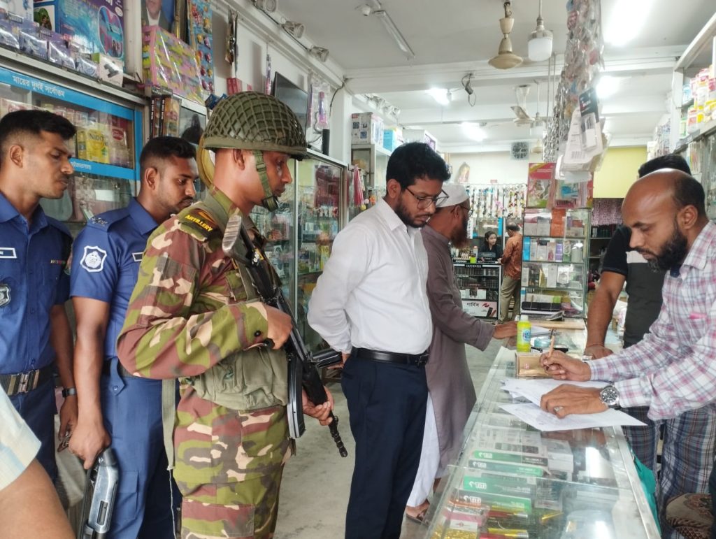 সিরাজগঞ্জে ভেজাল ও চোরাই কসমেটিকসের বিরুদ্ধে সেনা অভিযান, দুইজন গ্রেফতার