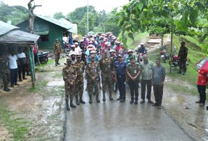 ঝুঁকিপূর্ণ পাহাড়ি রাস্তায় সেনাবাহিনীর মানবিক উদ্যোগ: বাইকারদের মাঝে হেলমেট বিতরণ