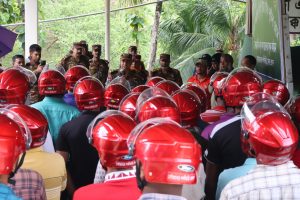 ঝুঁকিপূর্ণ পাহাড়ি রাস্তায় সেনাবাহিনীর মানবিক উদ্যোগ: বাইকারদের মাঝে হেলমেট বিতরণ