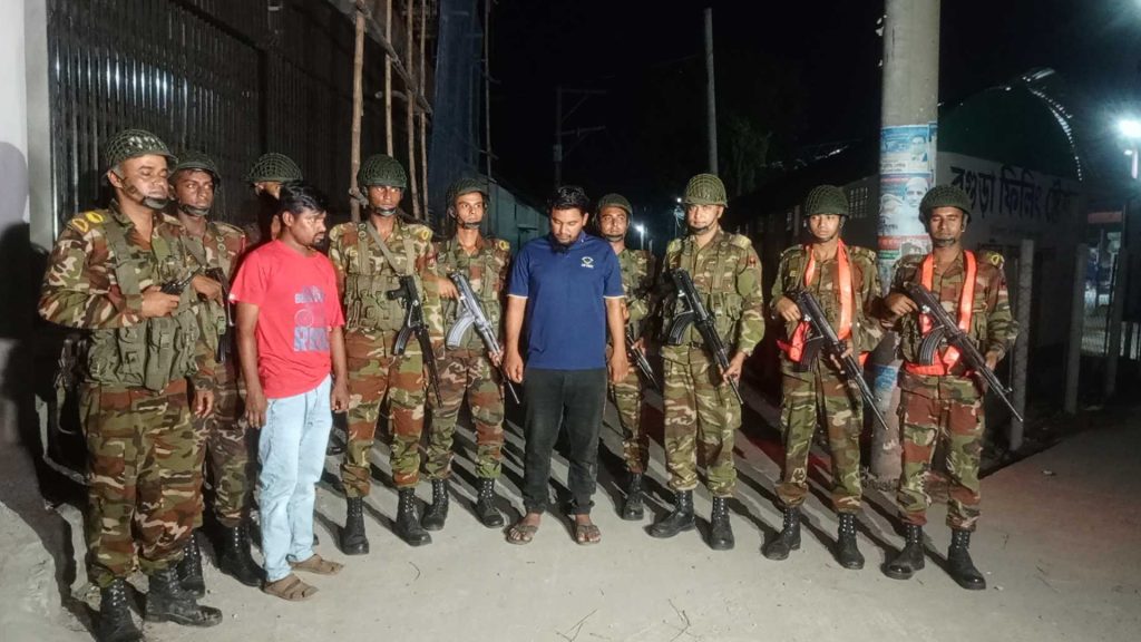 বিভিন্ন বাহিনীতে চাকরিপ্রার্থীদের টার্গেট করে প্রতারণা, বগুড়ায় গ্রেফতার ২