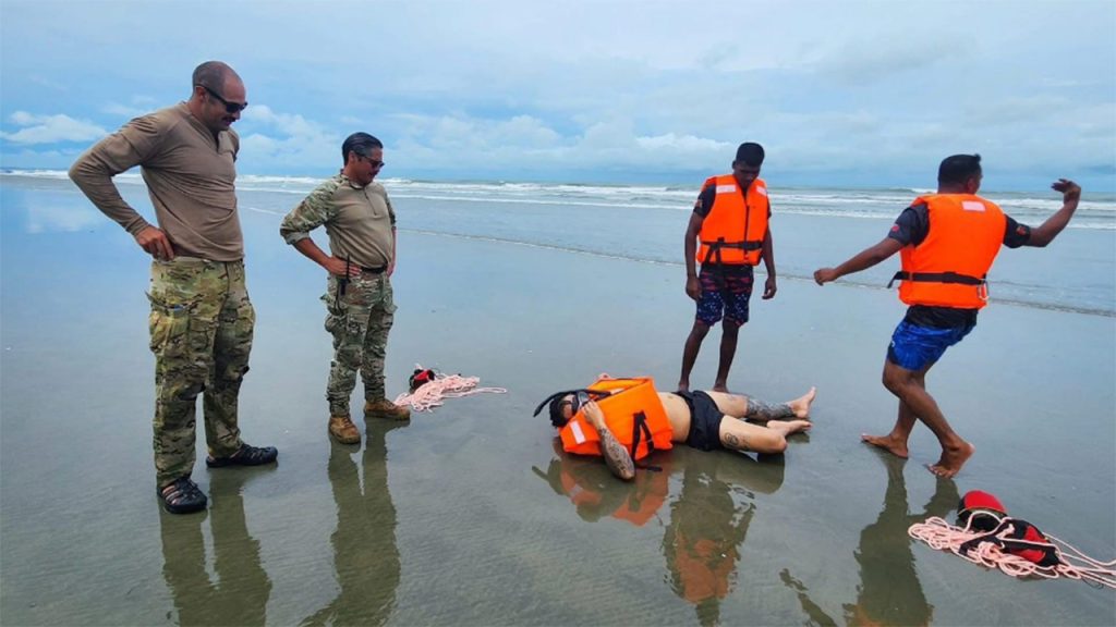 কক্সবাজারে ফায়ার সার্ভিস সদস্যদের প্রশিক্ষণ দিল আমেরিকান সেনা ও বিমানবাহিনী