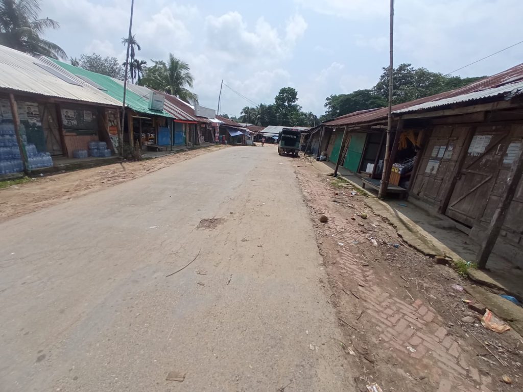 চাঁদাবাজির প্রতিবাদ: ইউপিডিএফের বাজার বয়কট ও পণ্য নিষেধাজ্ঞা, বিপাকে স্থানীয় ব্যবসায়ীরা