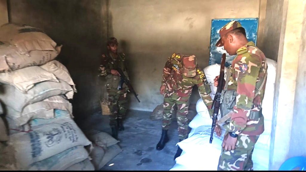 করল্যাছড়ি বাজারে সরকারি চাল মজুদের অভিযোগে সেনা অভিযান, তিন দোকানিকে অর্থদণ্ড